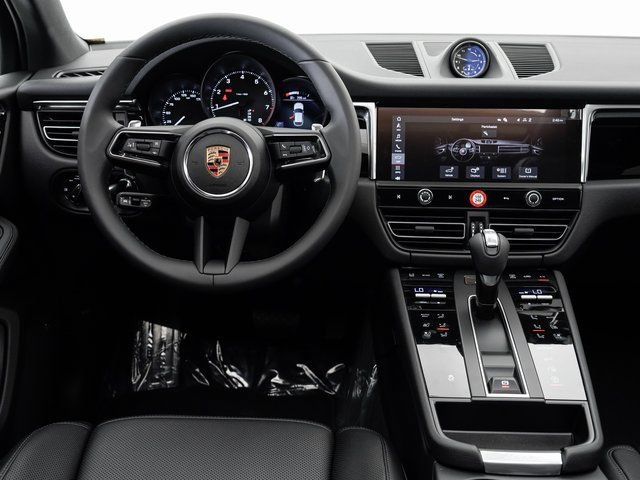 Certified 2025 Porsche Macan AWD/4WD image 16