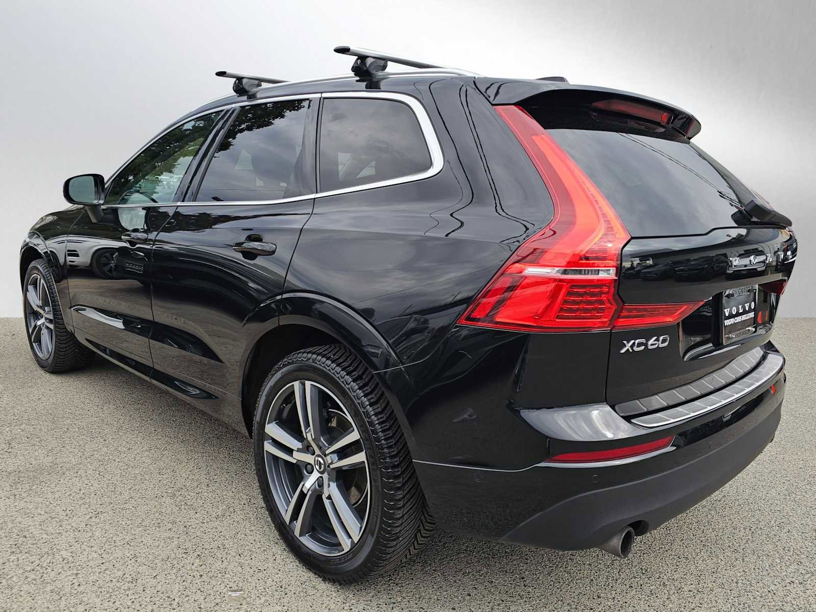 Used 2019 Volvo XC60 T5 Momentum w/ Multimedia Package image 5