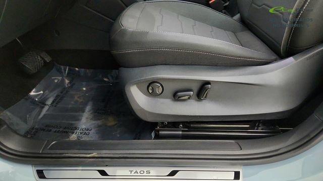Used 2025 Volkswagen Taos SE AWD/4WD image 36
