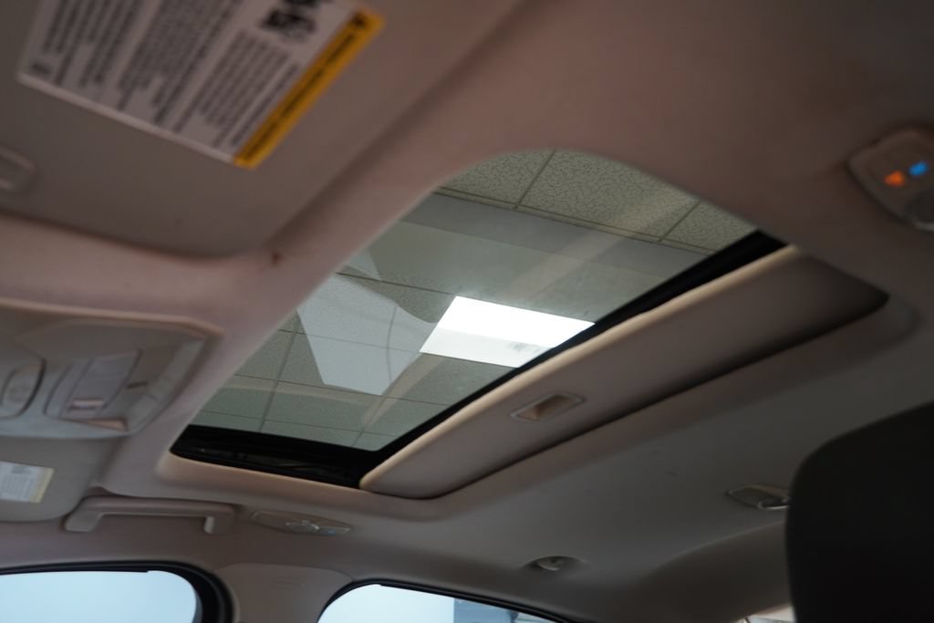 Used 2014 Ford Focus SE w/ SE Winter Package FWD image 4