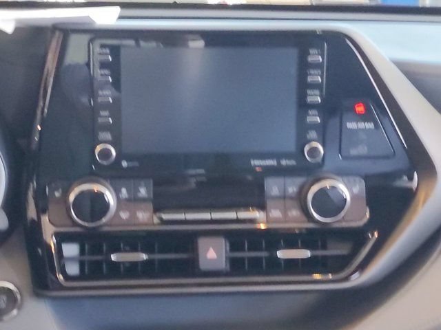 Used 2022 Toyota Highlander XLE FWD image 16