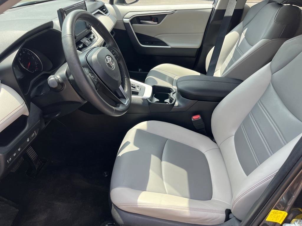Used 2020 Toyota RAV4 XLE Premium image 5