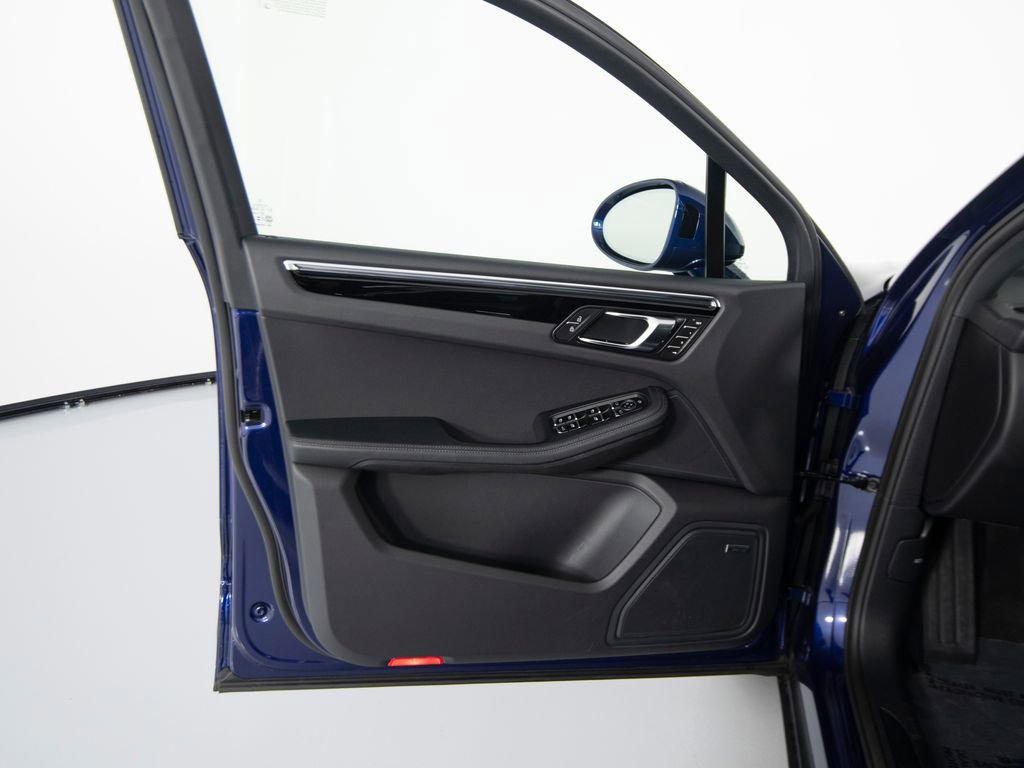 Certified 2025 Porsche Macan image 18