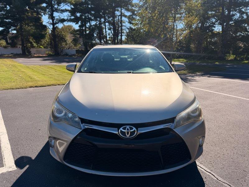 Used 2017 Toyota Camry SE w/ Moonroof Package FWD image 2