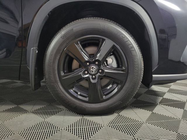 Used 2024 Toyota Highlander LE AWD/4WD image 11