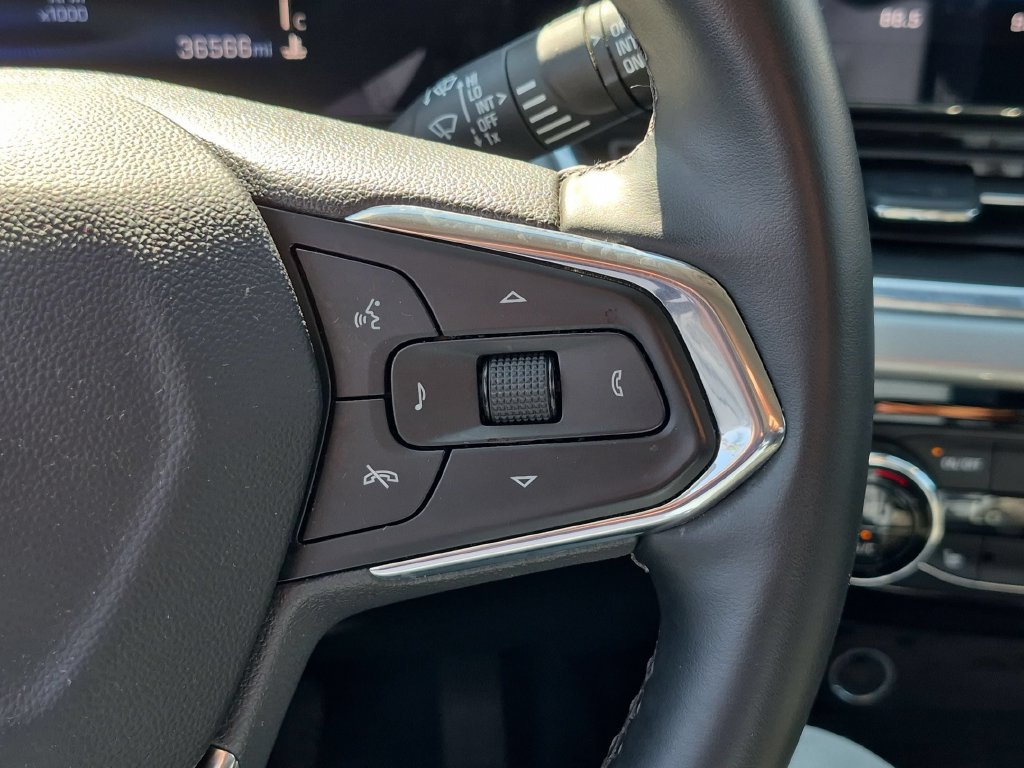 Used 2025 Chevrolet Trax LT FWD image 22