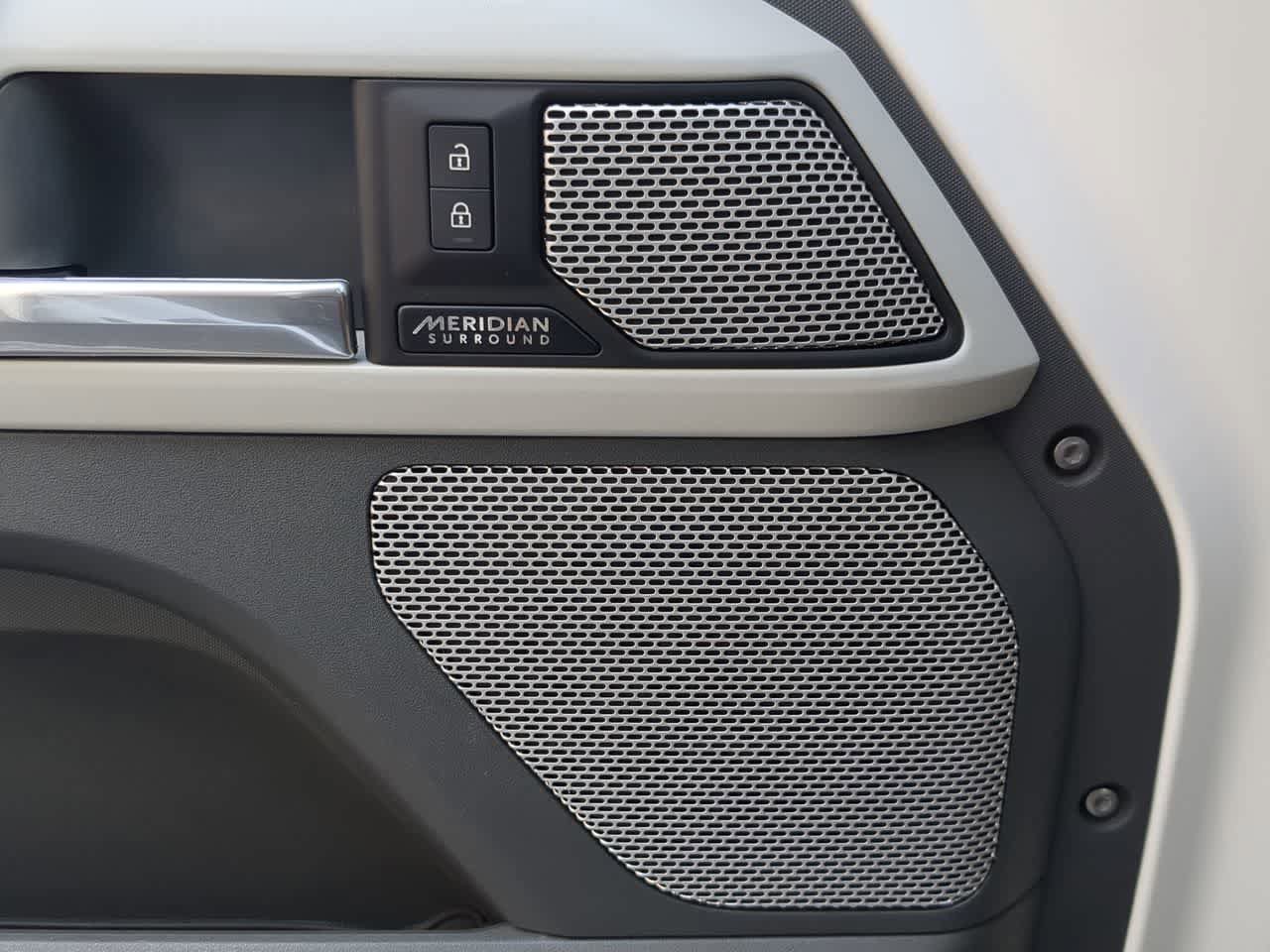 New 2024 Land Rover Defender 130 X-Dynamic SE image 31