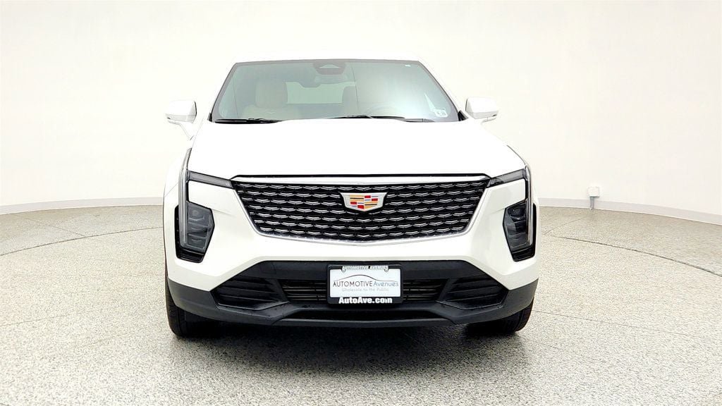 Used 2024 Cadillac XT4 Luxury w/ Cold Weather Package FWD image 2