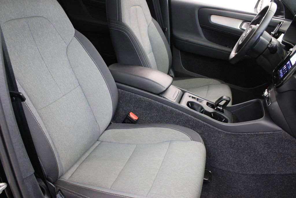 Used 2025 Volvo XC40 B5 Core AWD/4WD image 26
