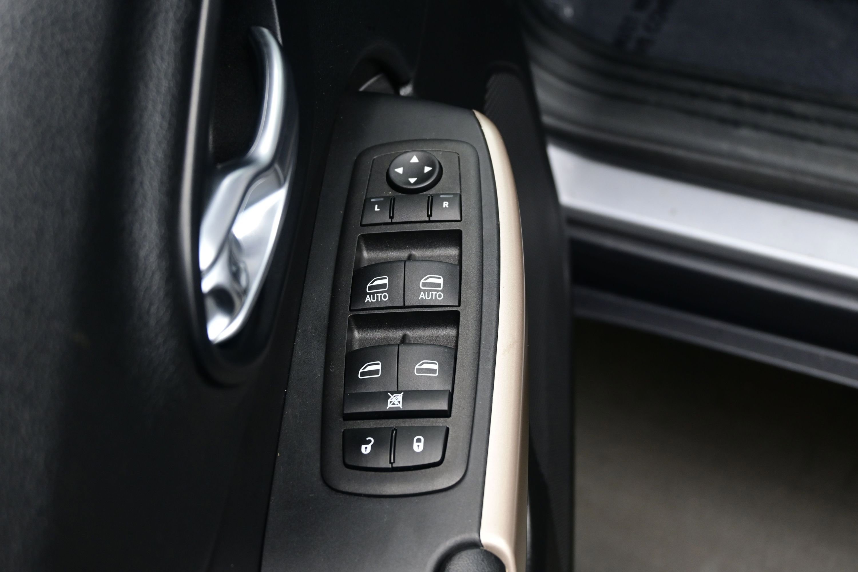 Used 2017 Jeep Cherokee Limited AWD/4WD image 10