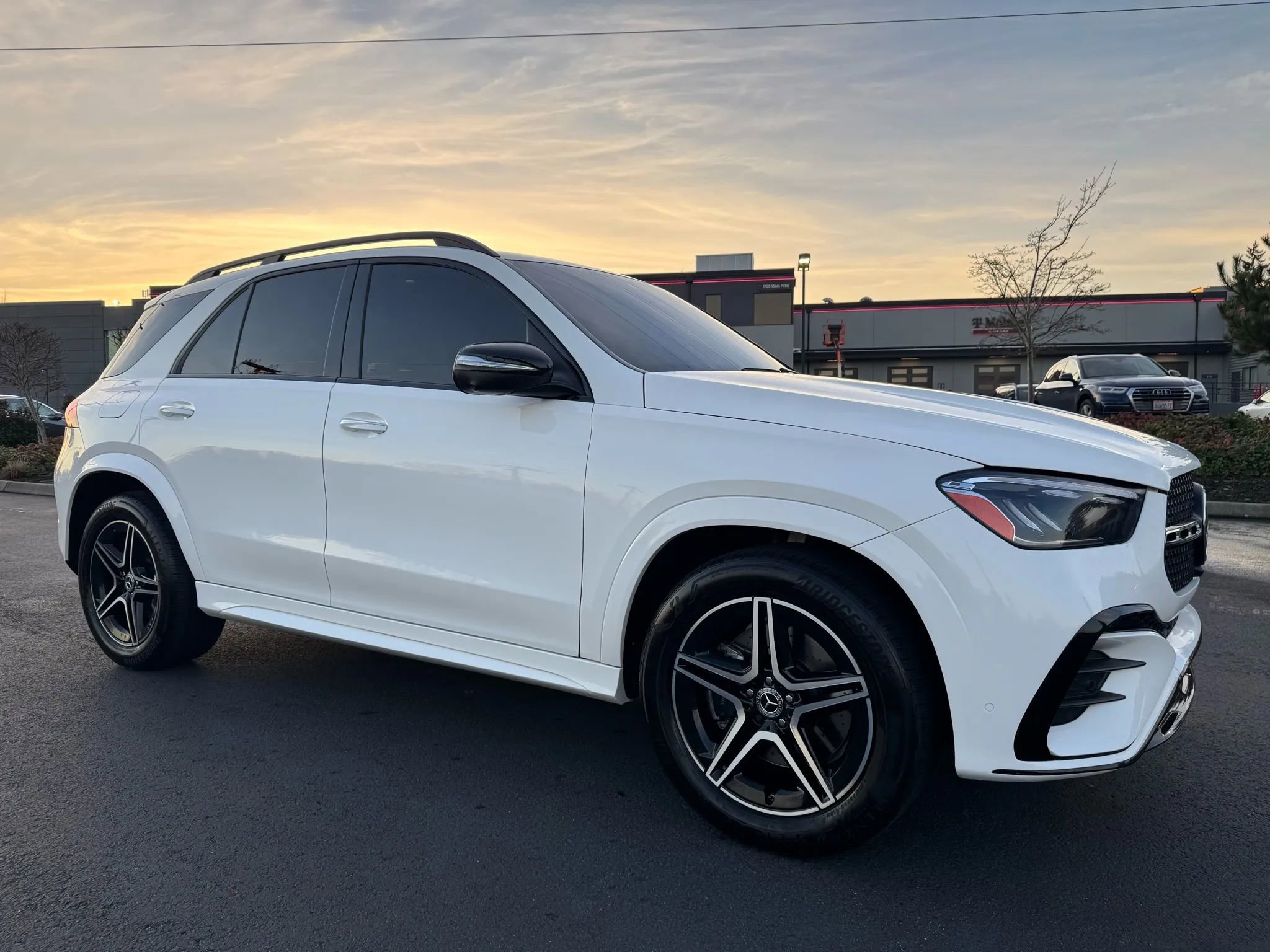 Used 2025 Mercedes-Benz GLE 450e 4MATIC w/ AMG Line Exterior image 1
