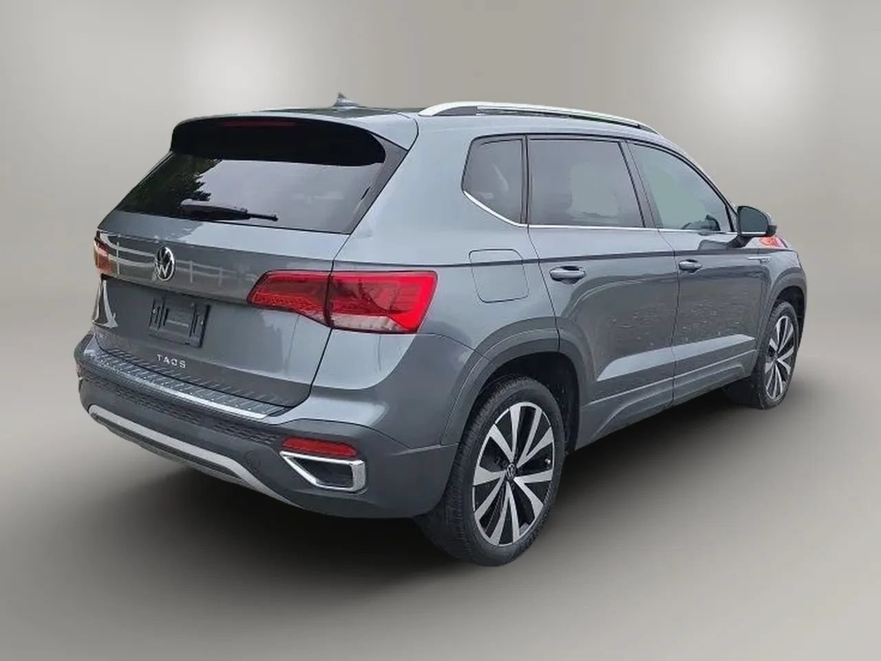 Used 2023 Volkswagen Taos SE w/ Panoramic Sunroof Package FWD image 7
