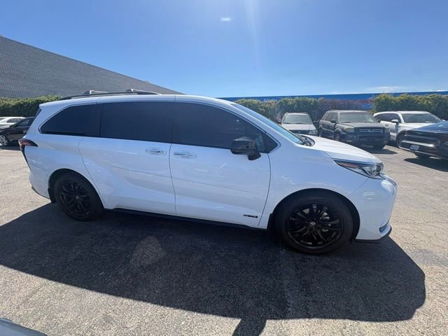 Used 2021 Toyota Sienna XSE w/ XSE Plus Package FWD image 3