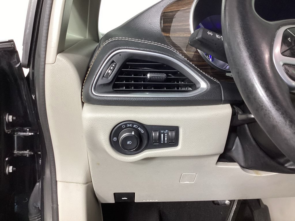 Used 2022 Chrysler Pacifica Limited FWD image 12
