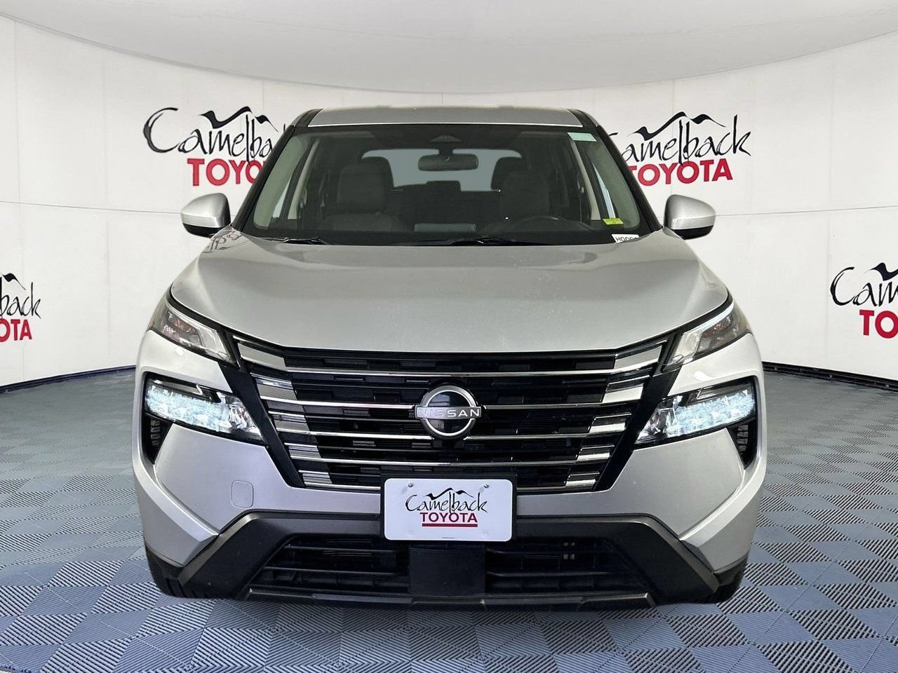Used 2025 Nissan Rogue SV FWD image 2