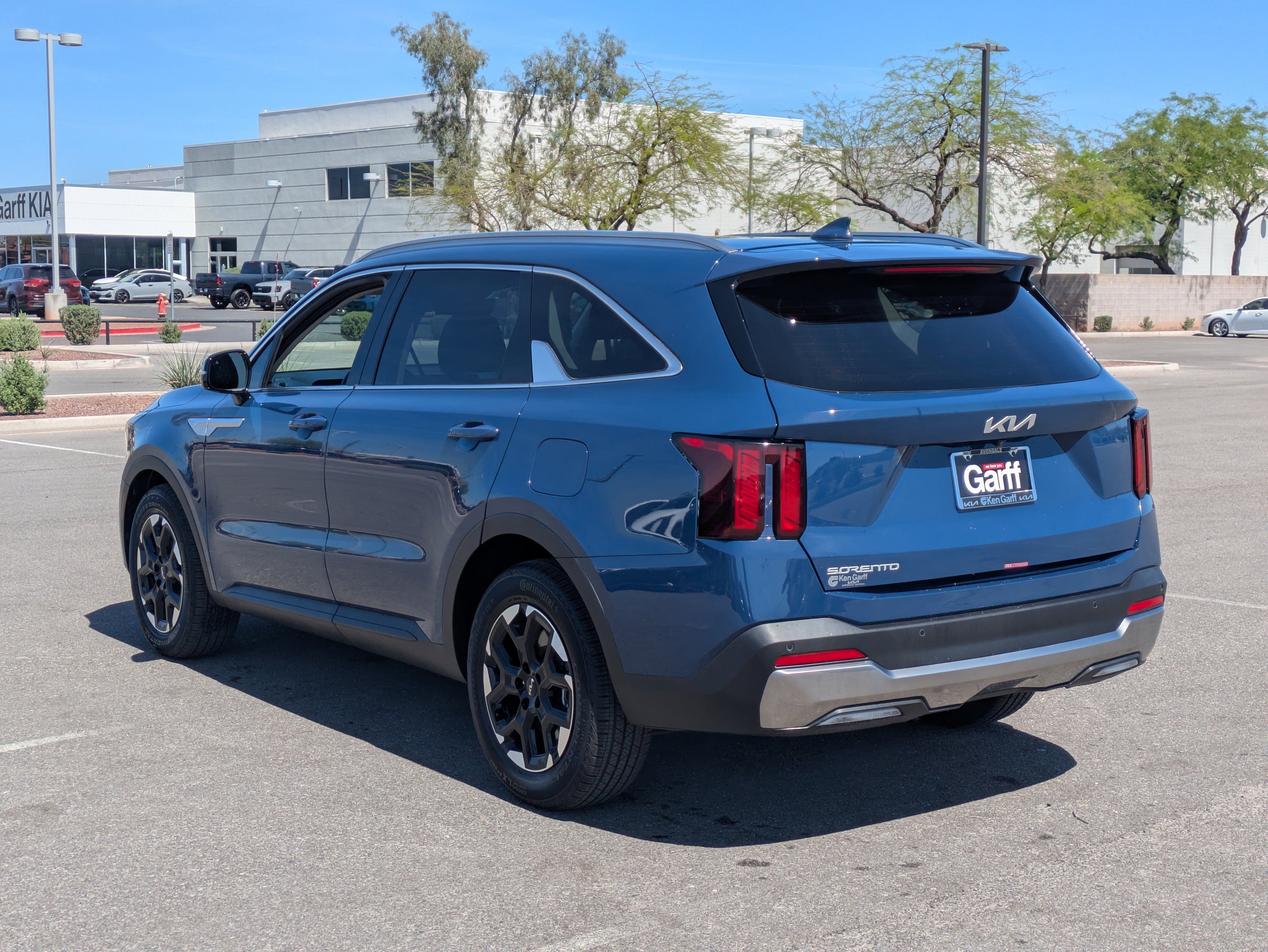 Certified 2025 Kia Sorento S w/ Panoramic Sunroof Package FWD image 3