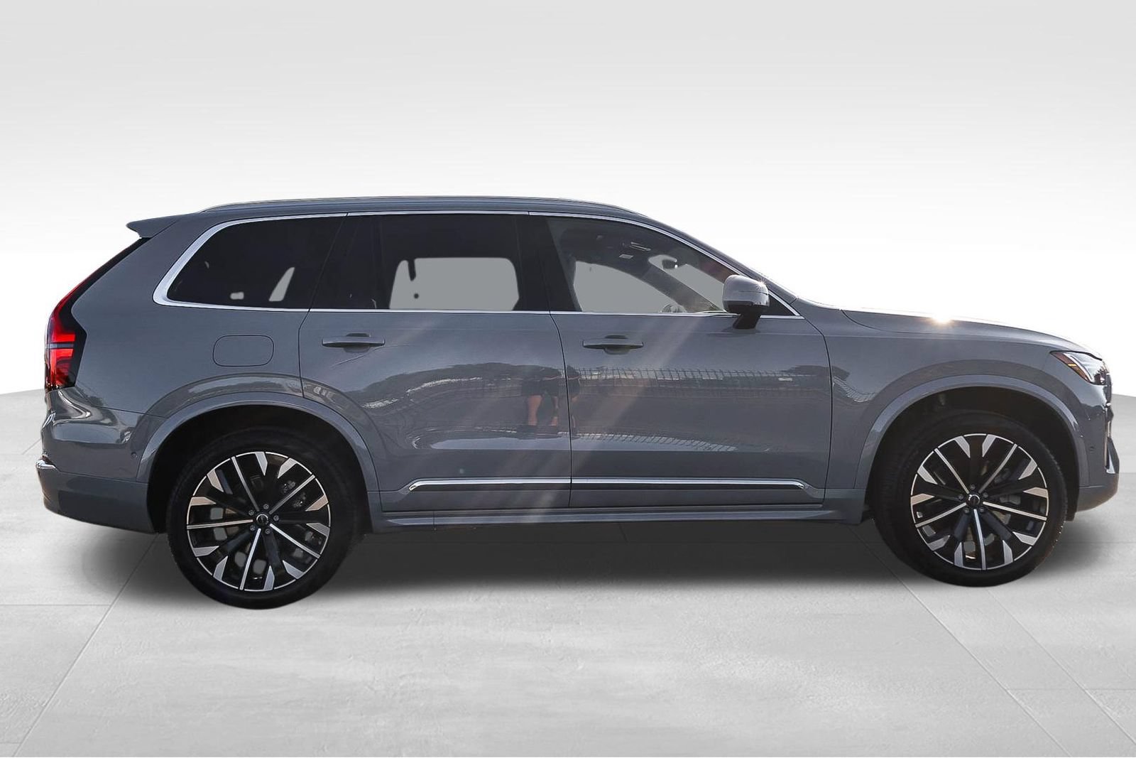 New 2026 Volvo XC90 T8 Plus w/ Protection Package AWD/4WD image 4