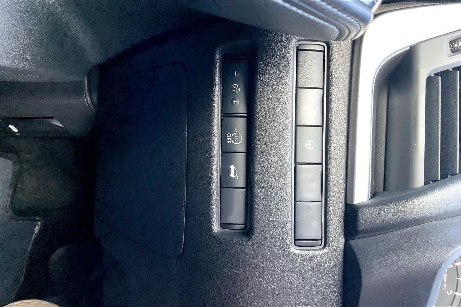 Used 2025 Nissan Rogue SV FWD image 33