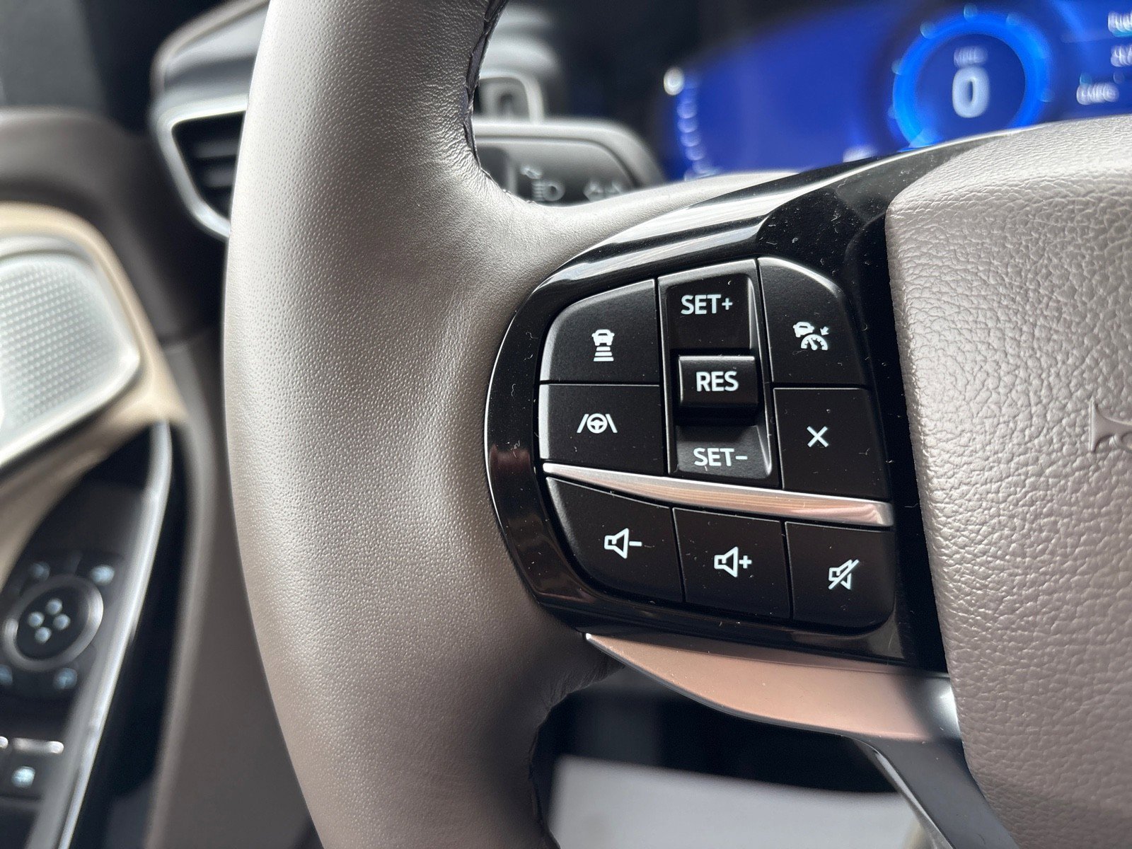 Used 2024 Ford Explorer Platinum w/ Technology Package image 17