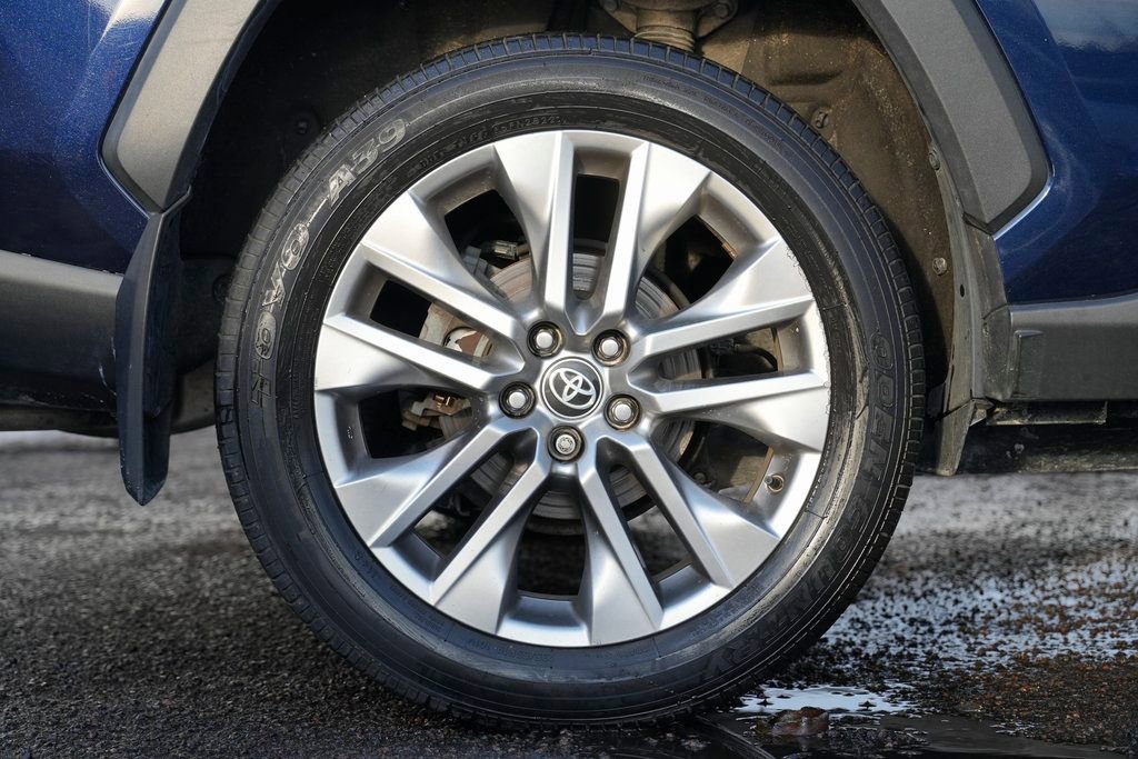 Used 2022 Toyota RAV4 XLE Premium image 11