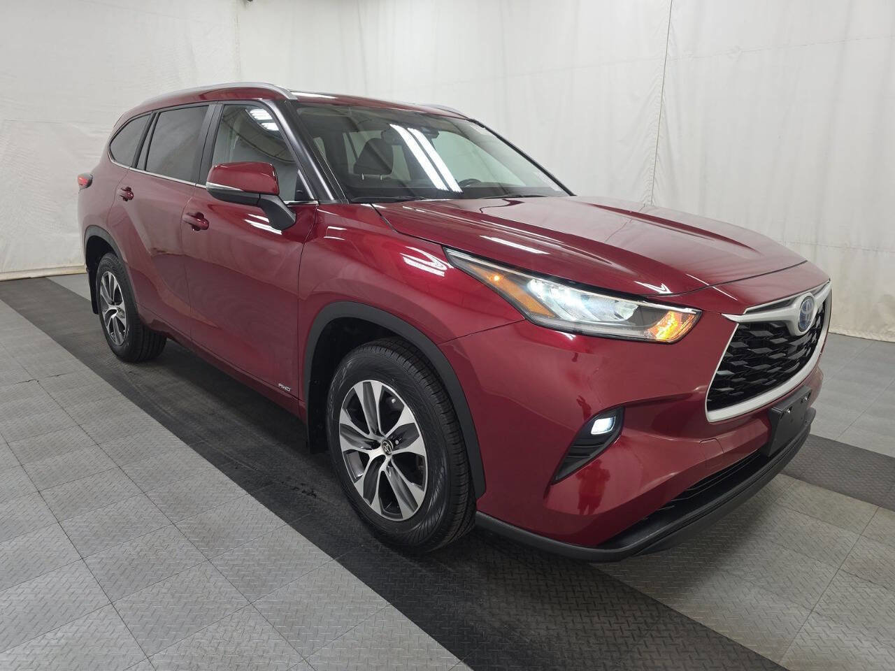 Used 2023 Toyota Highlander XLE image 3