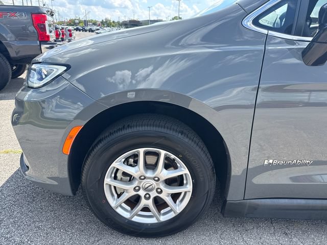 Used 2024 Chrysler Pacifica Touring FWD image 10