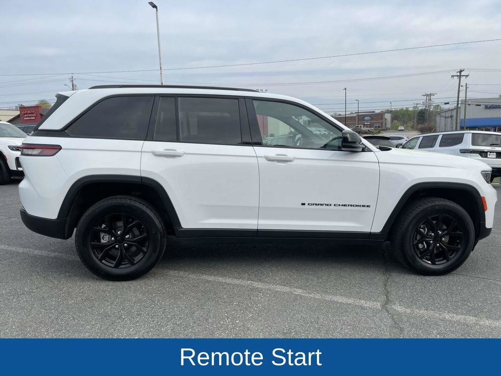 Certified 2025 Jeep Grand Cherokee Altitude image 10