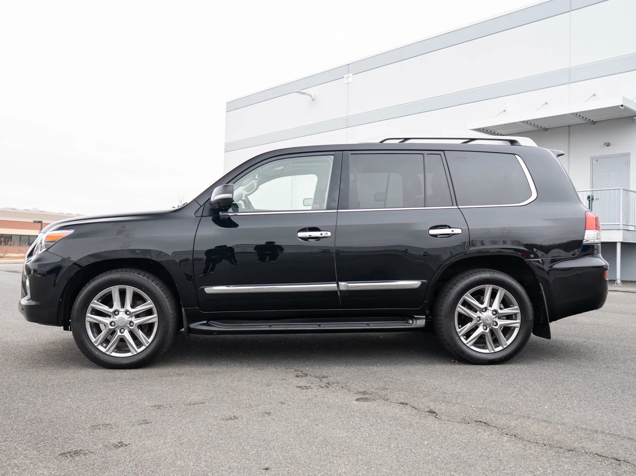 Used 2015 Lexus LX 570 4WD image 3
