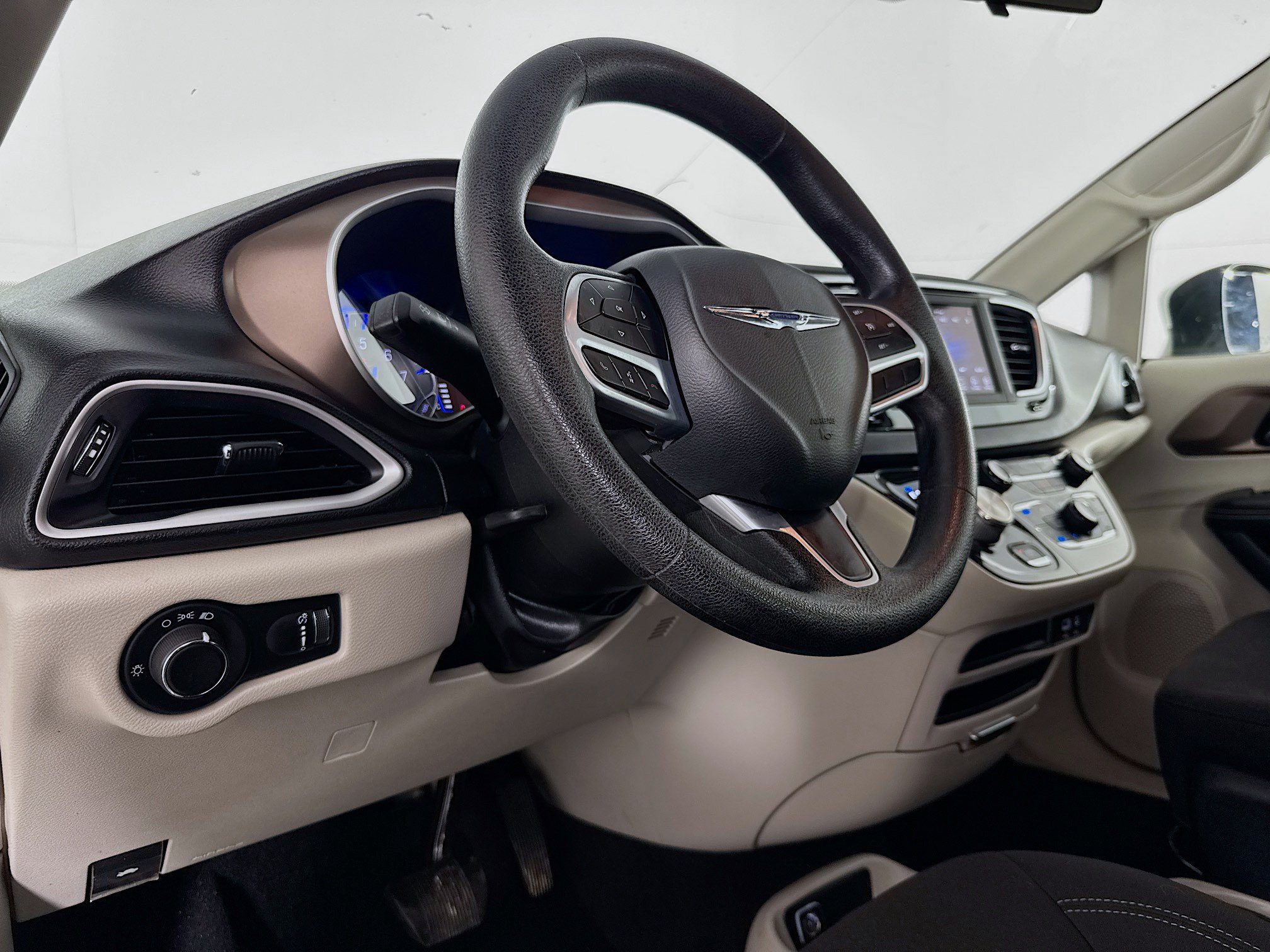 Used 2020 Chrysler Voyager L FWD image 21