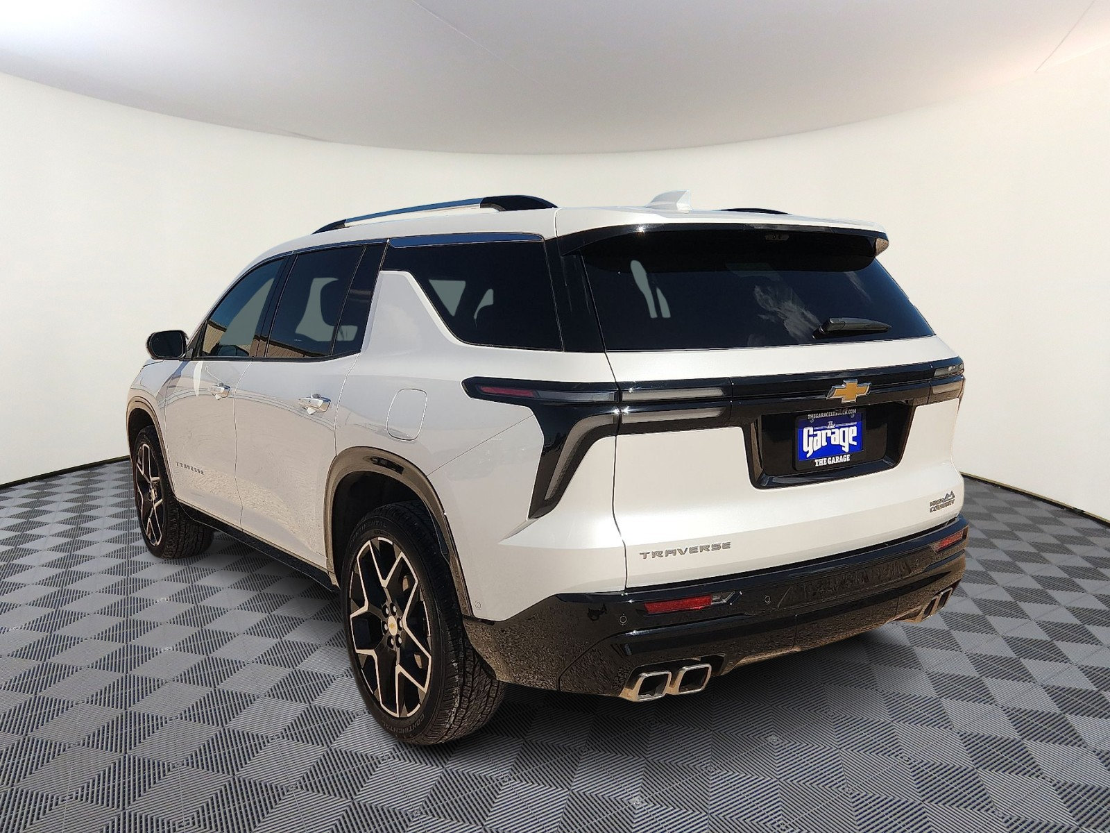 Used 2025 Chevrolet Traverse High Country FWD image 3