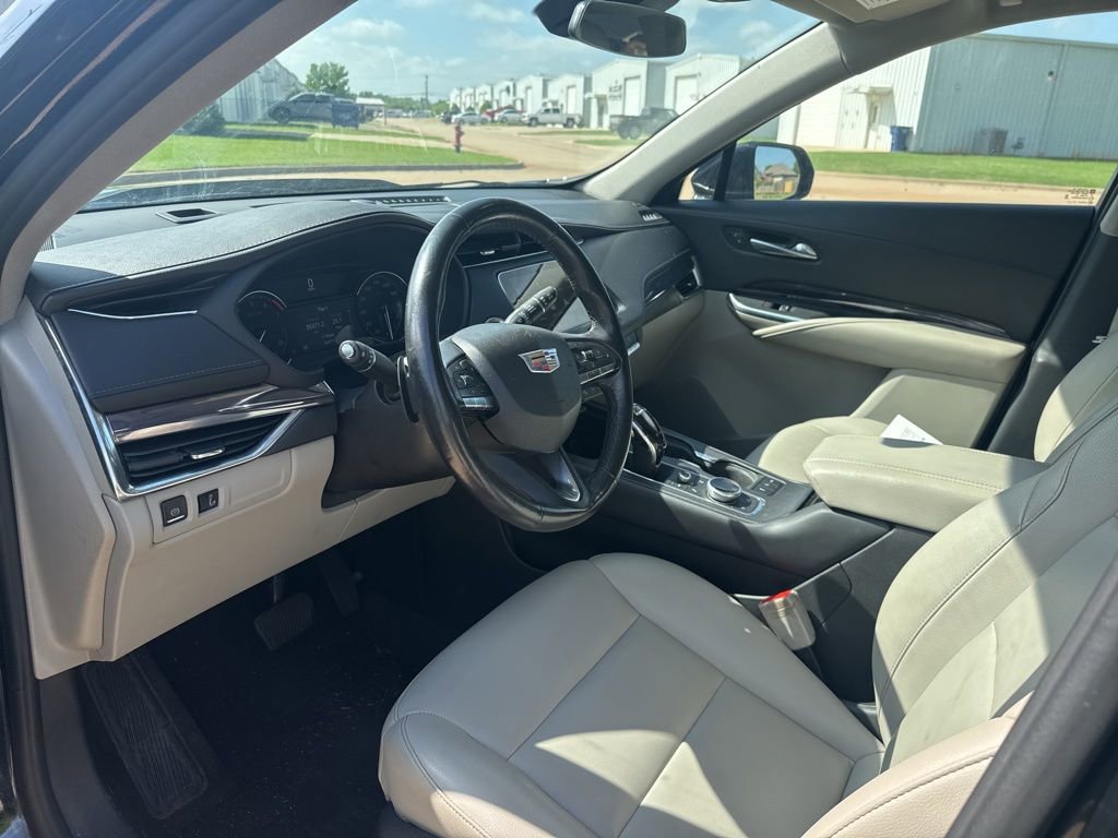 Used 2021 Cadillac XT4 Luxury w/ Cold Weather Package FWD image 11