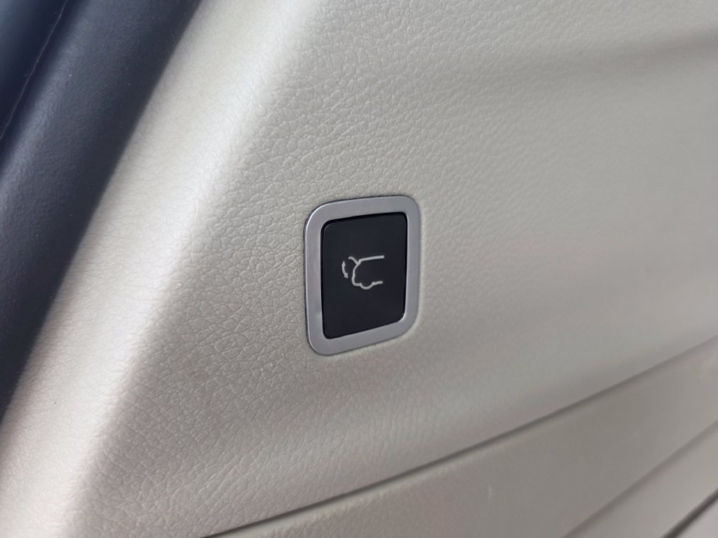 Used 2017 Chrysler Pacifica Limited FWD image 34