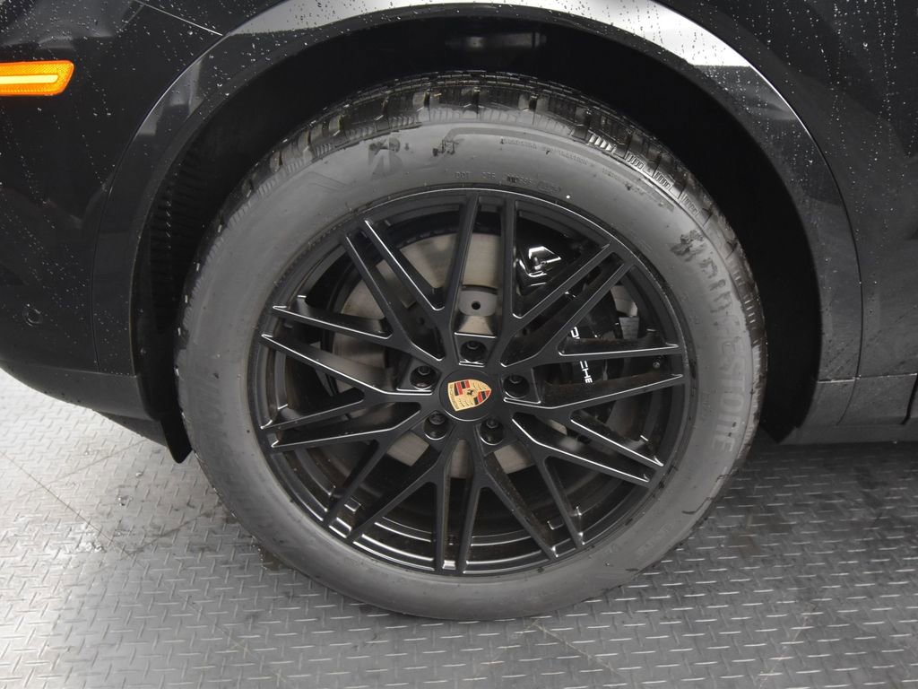 Used 2025 Porsche Cayenne image 13