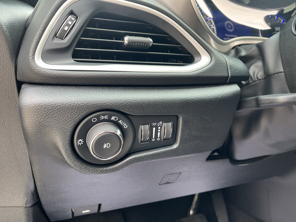 Used 2025 Chrysler Pacifica Select FWD image 22