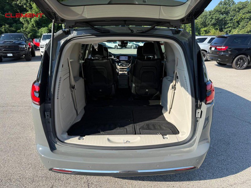 Used 2022 Chrysler Pacifica Touring-L FWD image 6