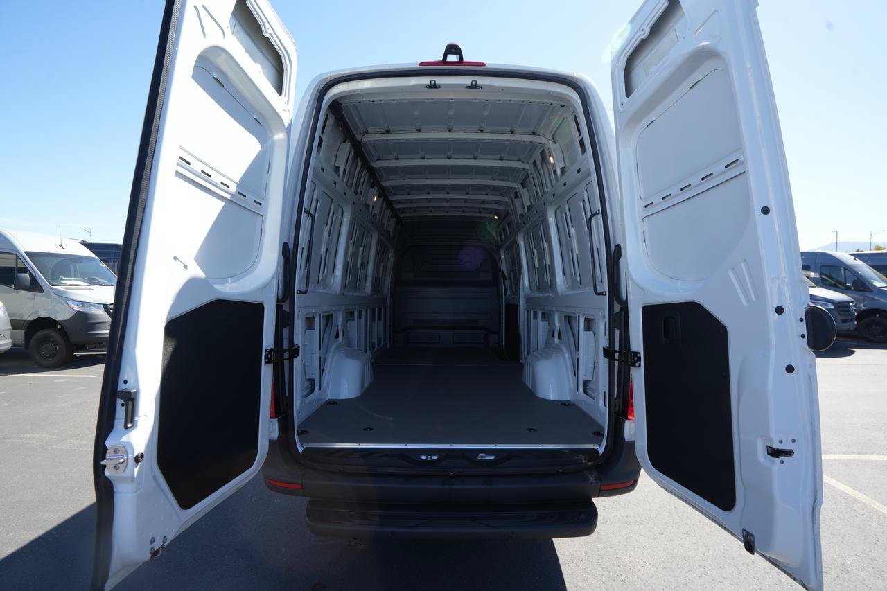 New 2025 Mercedes-Benz eSprinter 170 Cargo image 8