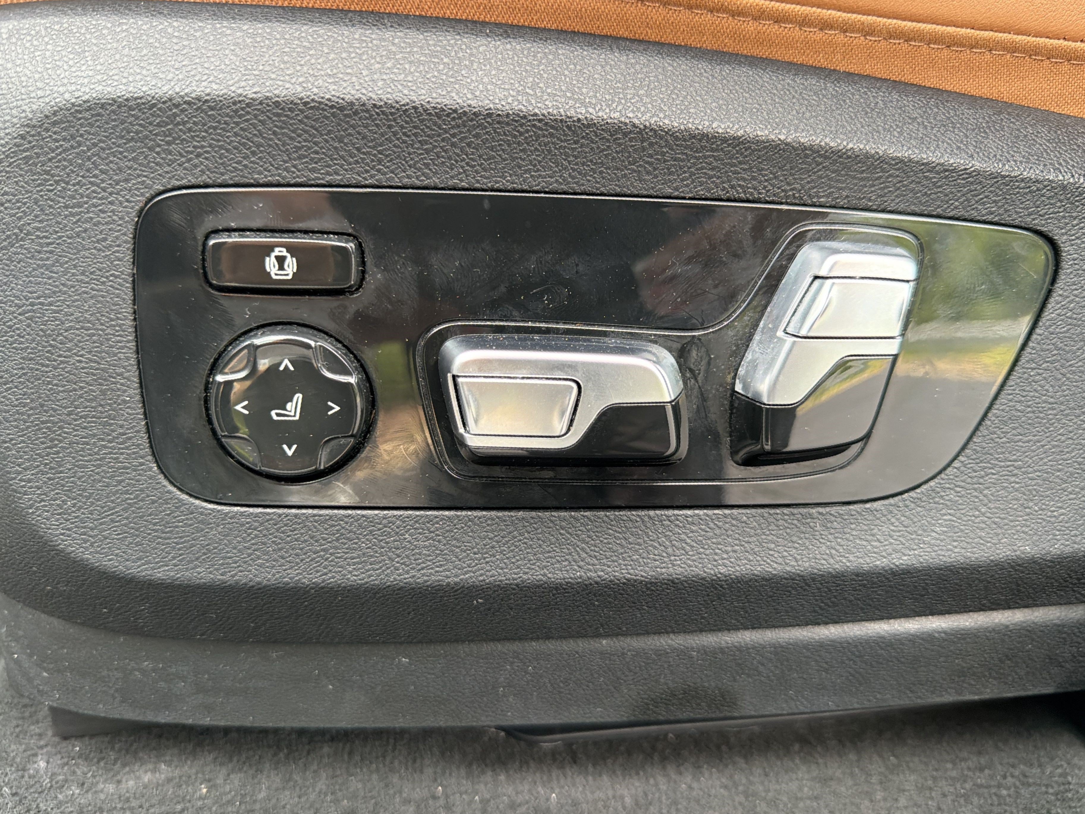 Used 2024 BMW X5 xDrive40i w/ M Sport Package AWD/4WD image 29