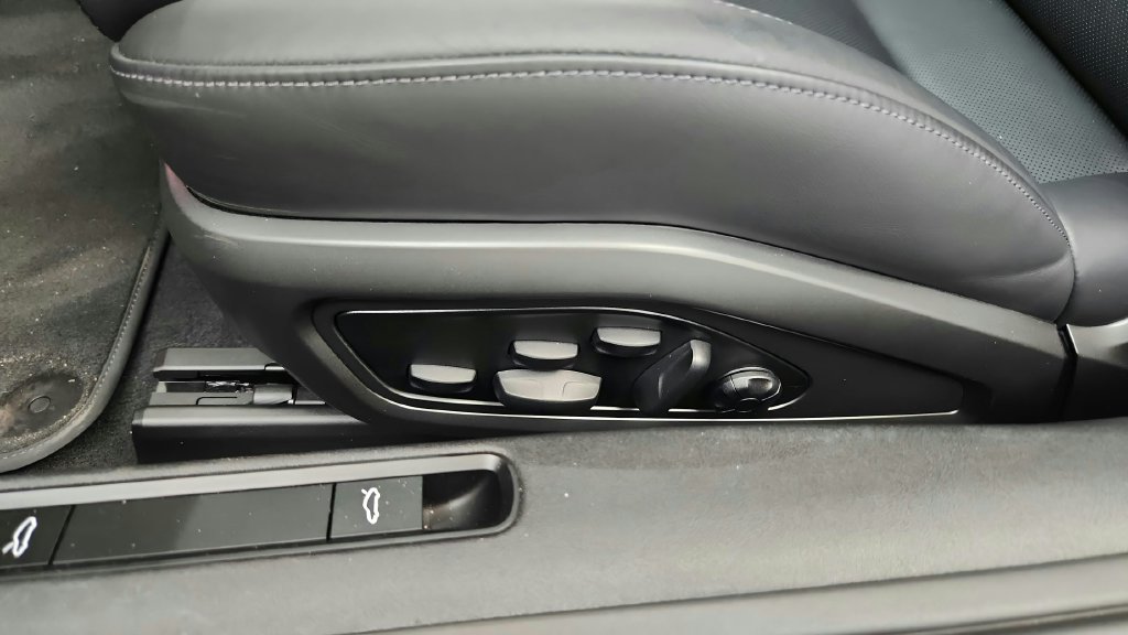 Used 2025 Porsche 911 Carrera RWD image 18