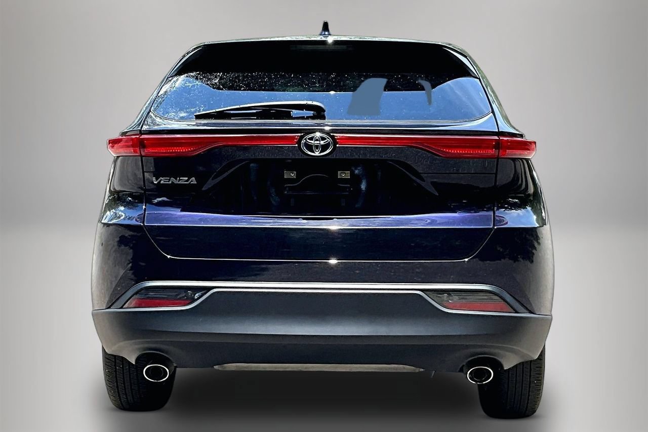 Used 2024 Toyota Venza LE AWD/4WD image 6
