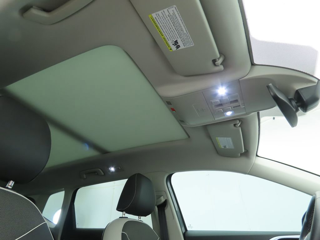 Used 2025 Volkswagen Taos SE w/ Panoramic Sunroof Package FWD image 18