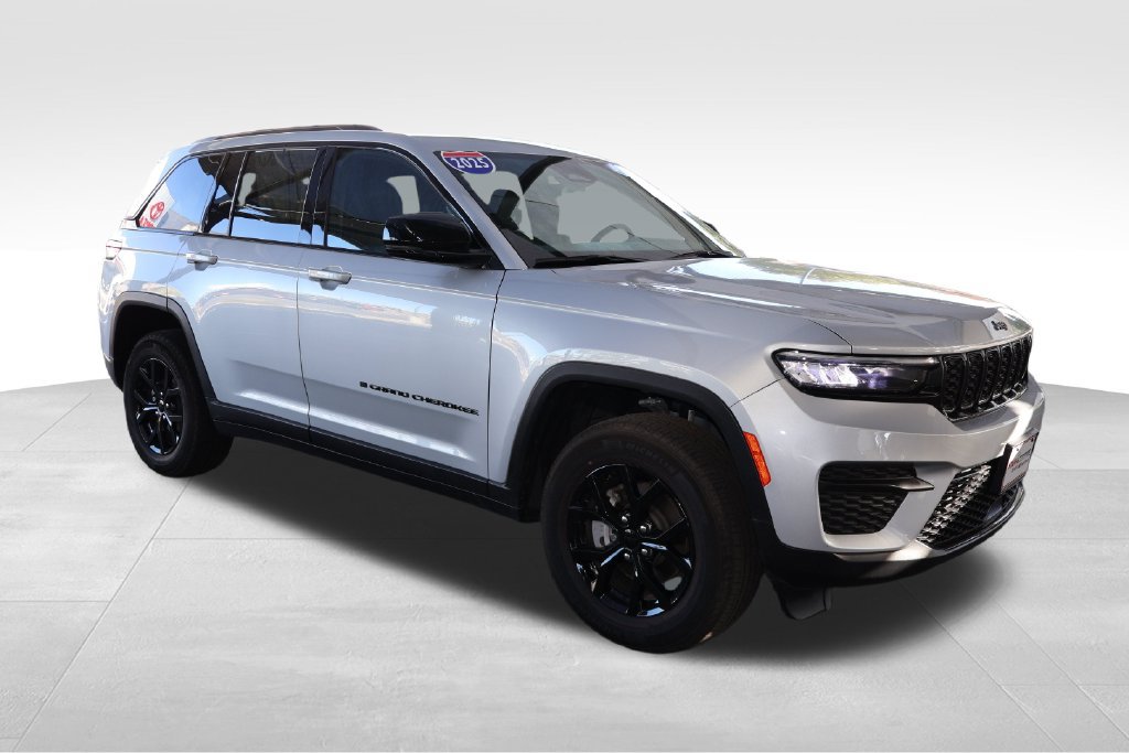 Used 2025 Jeep Grand Cherokee Altitude AWD/4WD image 21