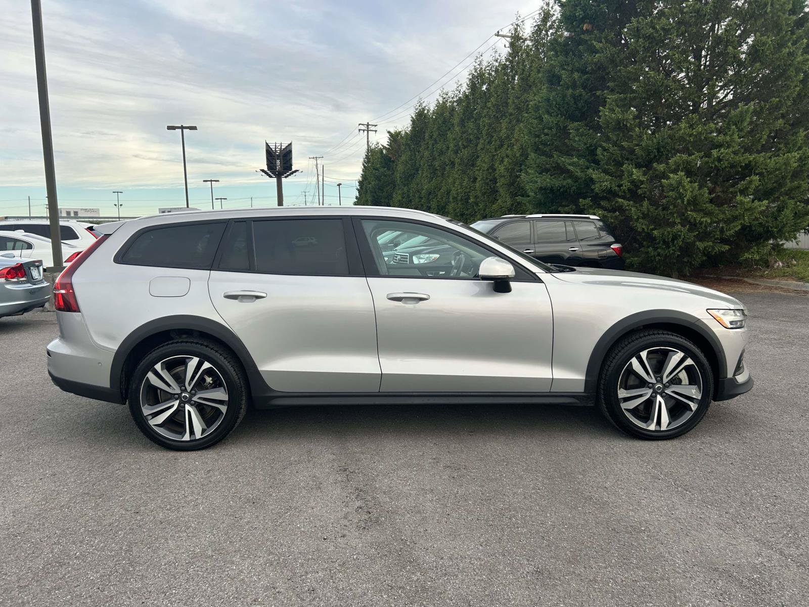 Certified 2025 Volvo V60 B5 Cross Country Plus AWD/4WD image 4
