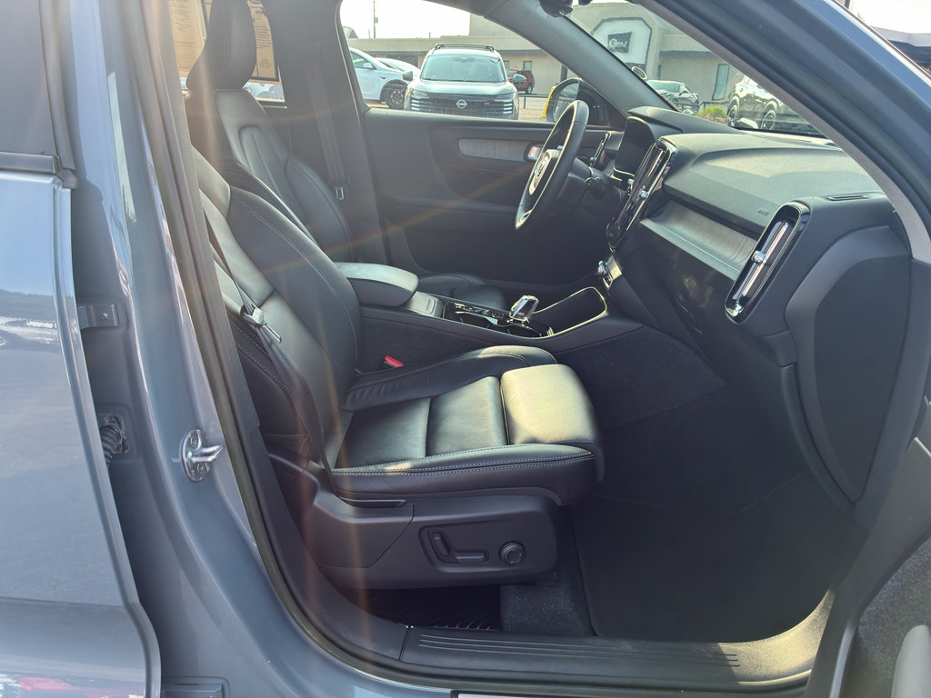 Used 2023 Volvo XC40 B4 Ultimate FWD image 22