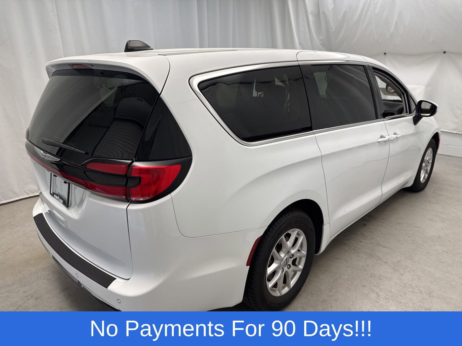Used 2023 Chrysler Pacifica Touring-L FWD image 2