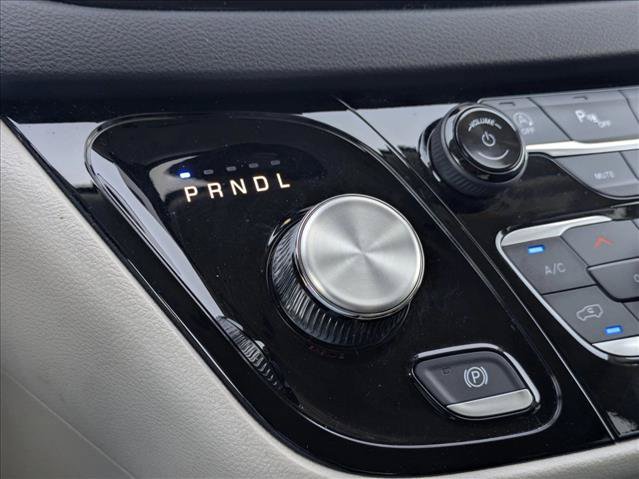 Used 2024 Chrysler Pacifica Touring-L FWD image 12