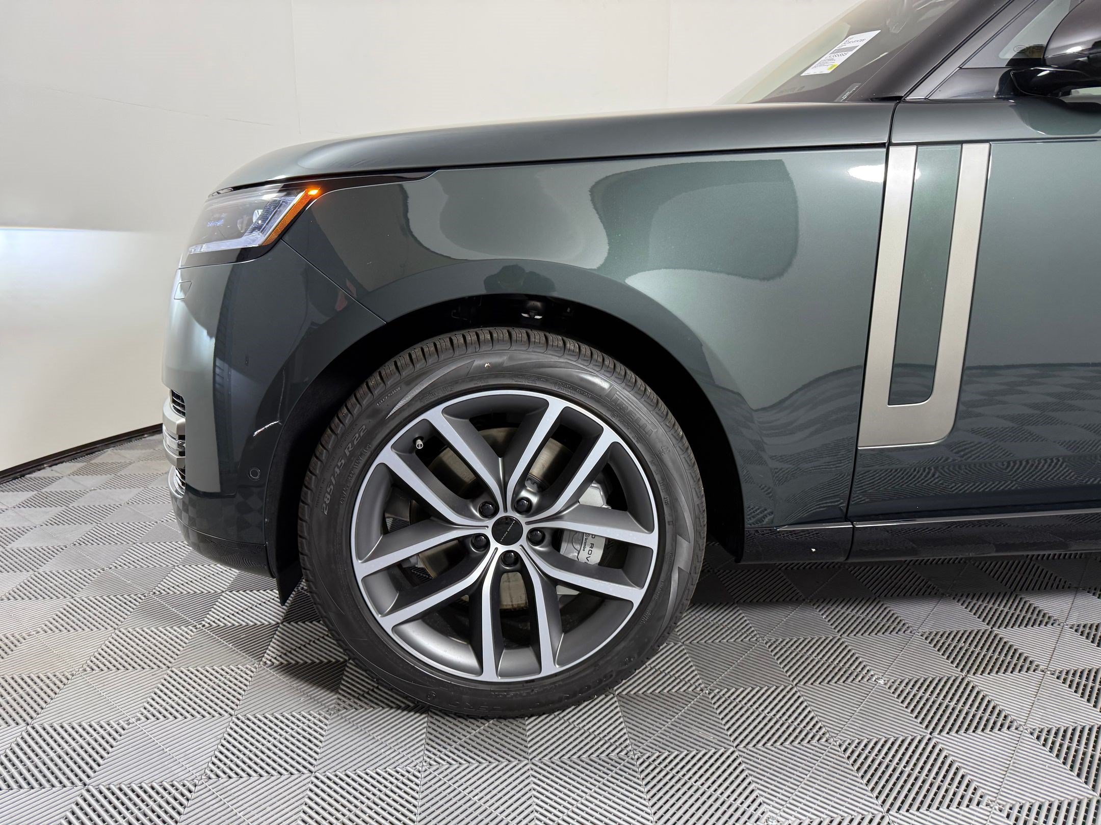 New 2026 Land Rover Range Rover Long Wheelbase SE AWD/4WD image 13