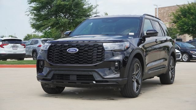 Used 2025 Ford Explorer ST-Line w/ ST-Line Street Pack AWD/4WD image 3