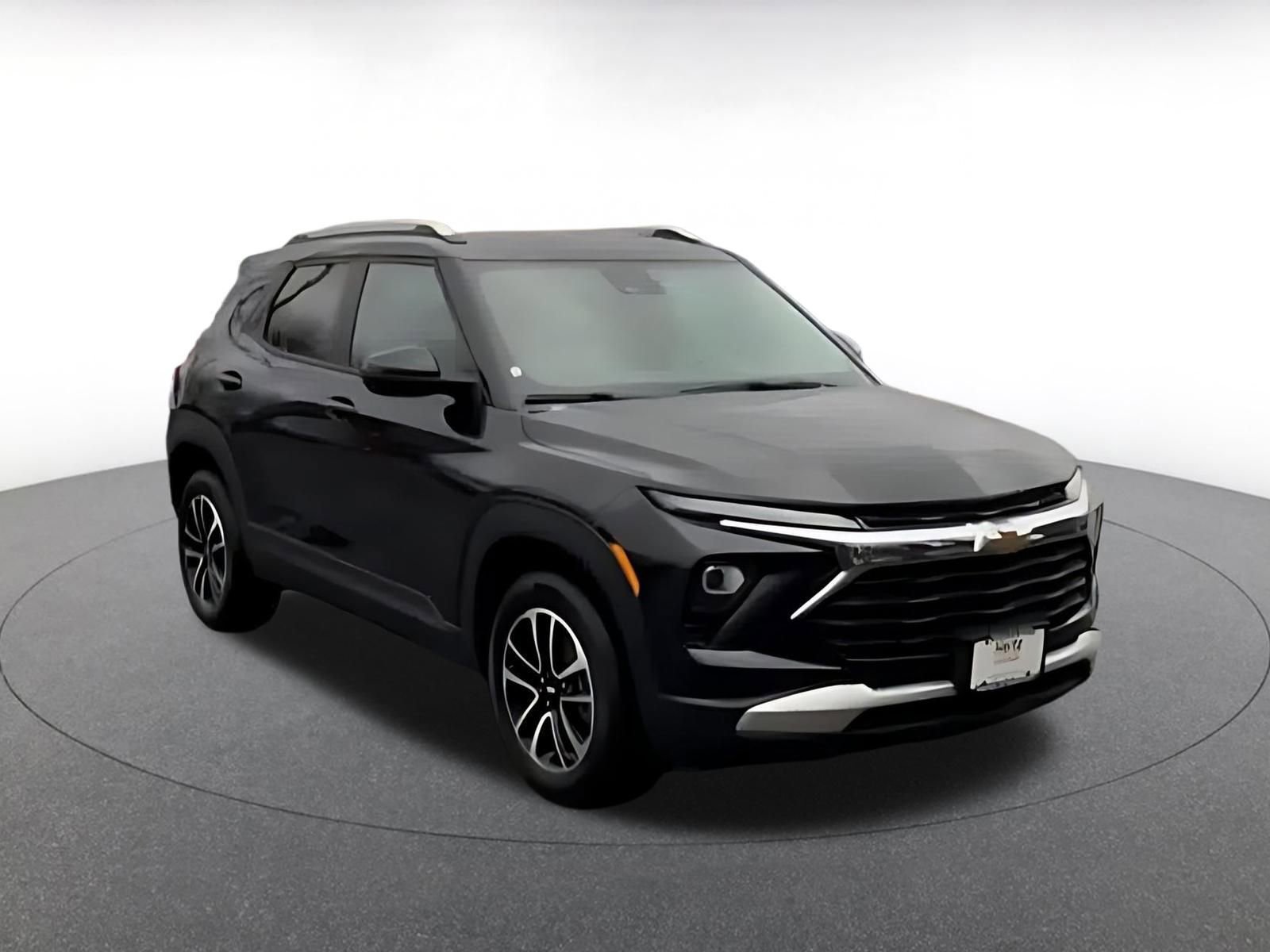 Used 2025 Chevrolet TrailBlazer LT w/ Driver Confidence Package image 3