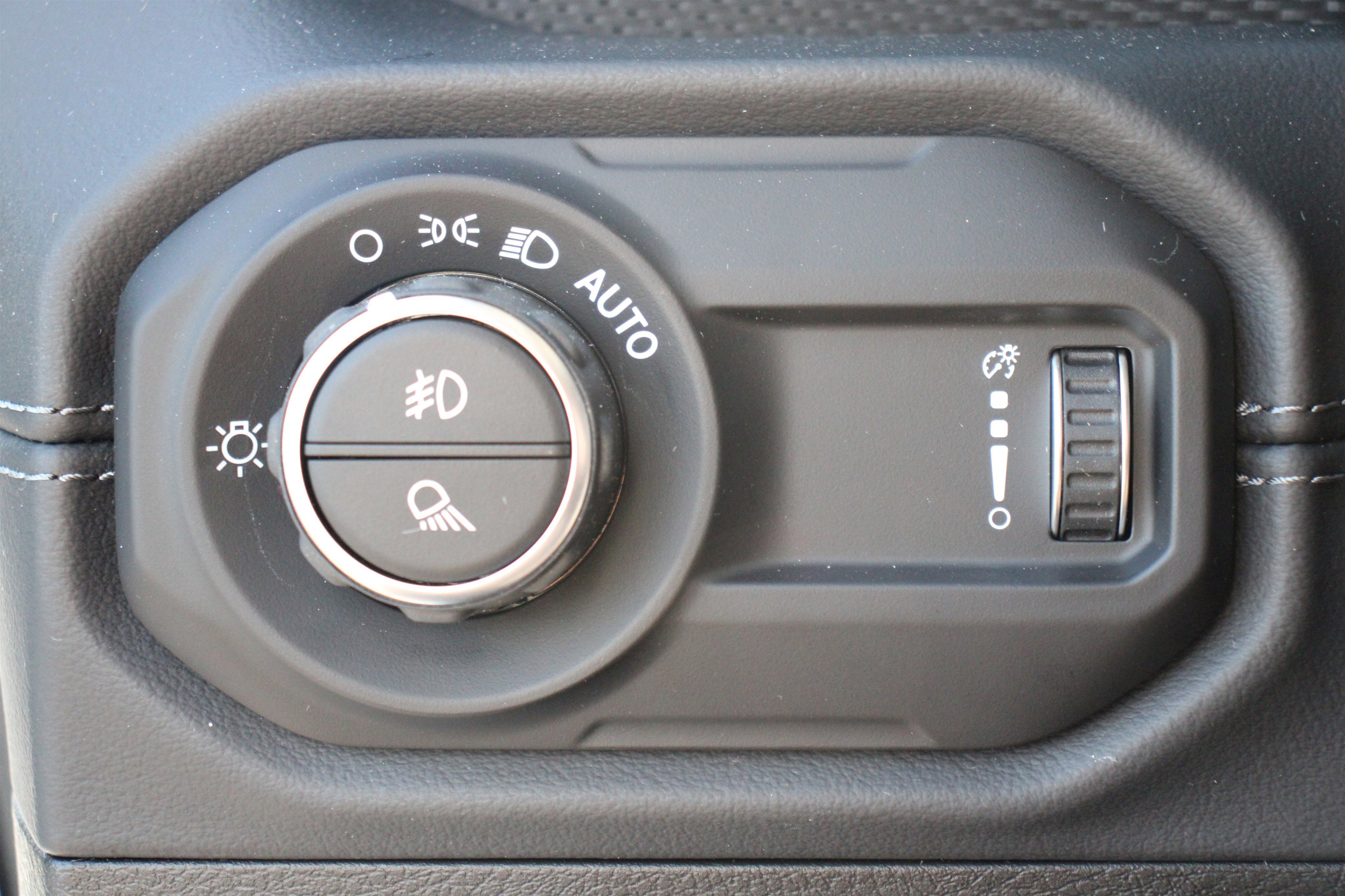 Used 2026 Jeep Gladiator Rubicon w/ Technology Group AWD/4WD image 11