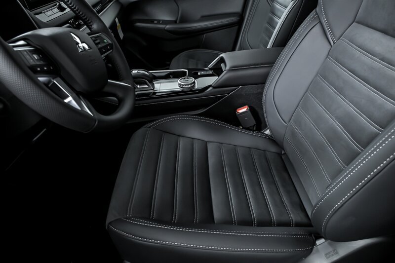 New 2025 Mitsubishi Outlander AWD image 13